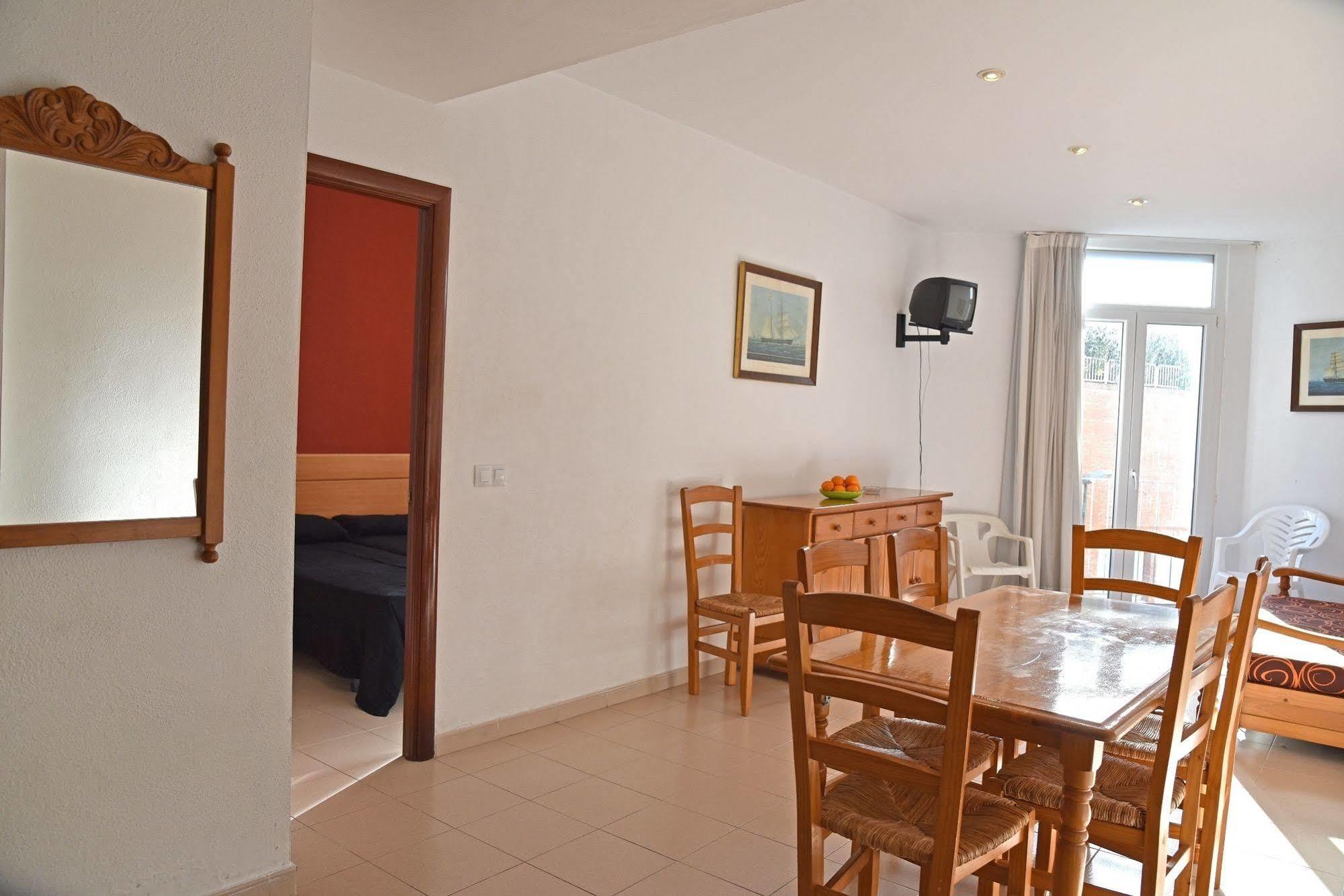 Apartamentos Ar Dosjoimi โยเรตเดมาร์ ภายนอก รูปภาพ